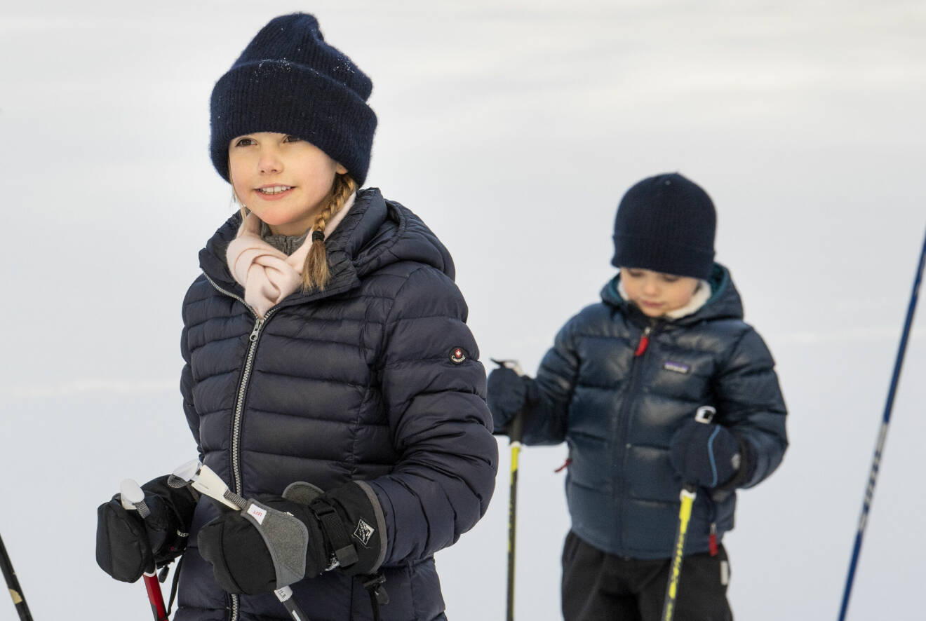 Kung Carl Gustaf och drottning Silvia åker längdskidor med kronprinsessa Victoria, prins Daniel, prinsessa Estelle och prins Oscar i Drottningholms slottspark.