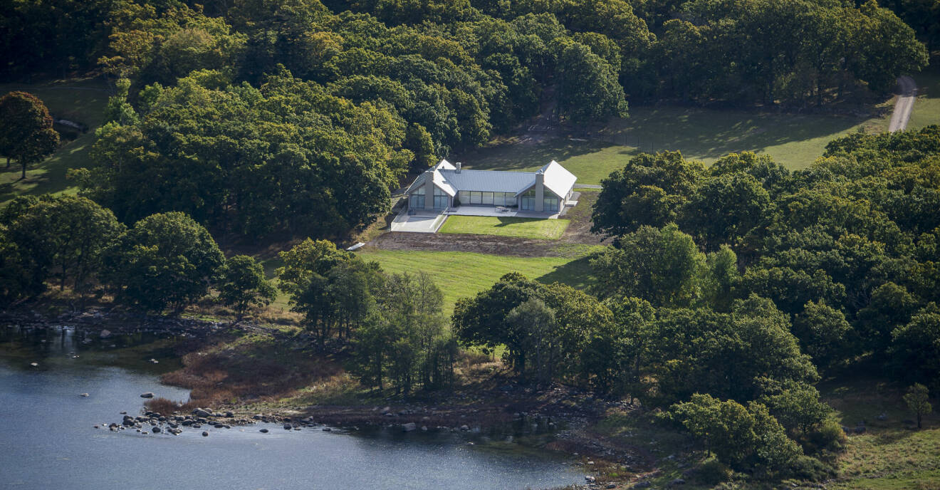 Flygbild på kronprinsessan Victorias och prins Daniels hus Villa Skönvik som ligger inne på Sollidens slottsområde