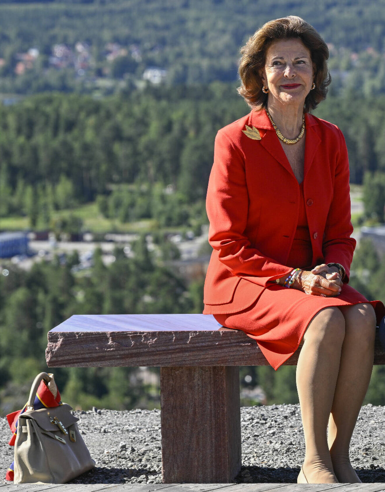 Drottning Silvia i rött under besök i Falun Dalarna