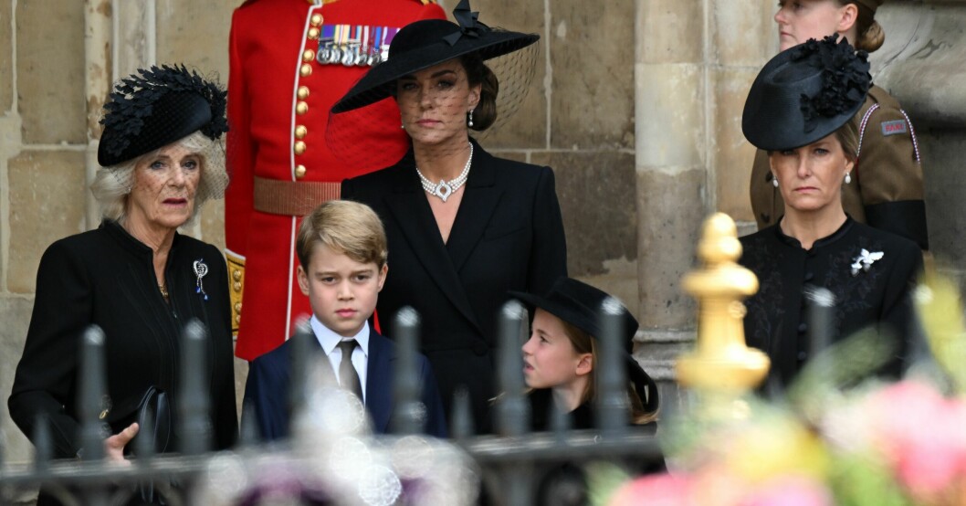 Både Camilla och Kate hade valt att bära en sorgslöja i samband med drottning Elizabeths begravning. Camilla och Kate
