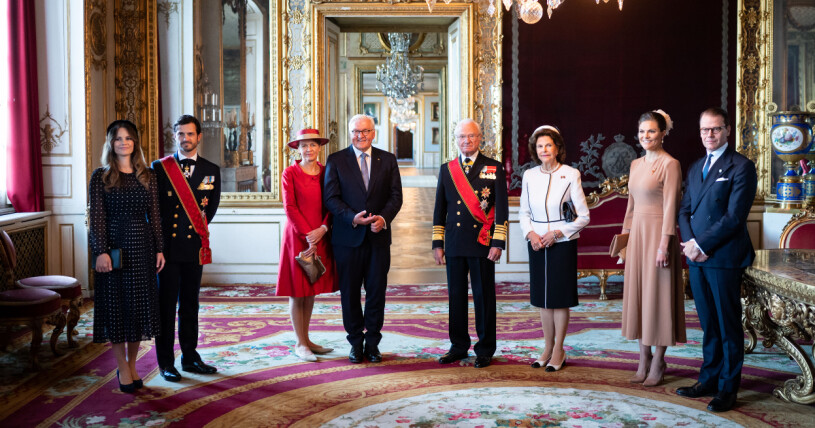 Delar av kungafamiljen med Tysklands förbundspresident Frank-Walter Steinmeier och Elke Büdenbender. Prinsessan Sofia, prins Carl Philip, förbundspresident Frank-Walter Steinmeier, Elke Büdenbender, kung Carl Gustaf, drottning Silvia, kronprinsessan Victoria och prins Daniel
