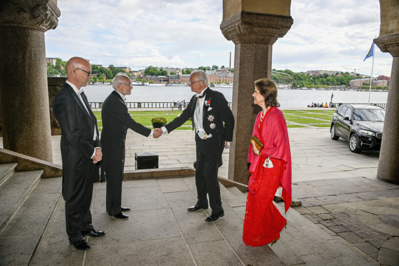 Kungaparet hälsas välkomna av ständige sekreteraren Hans Ellergren och preses Dan Larhammar. Kungaparet med Hans Ellergren och Dan Larhammar från Kungliga Vetenskapsakademien