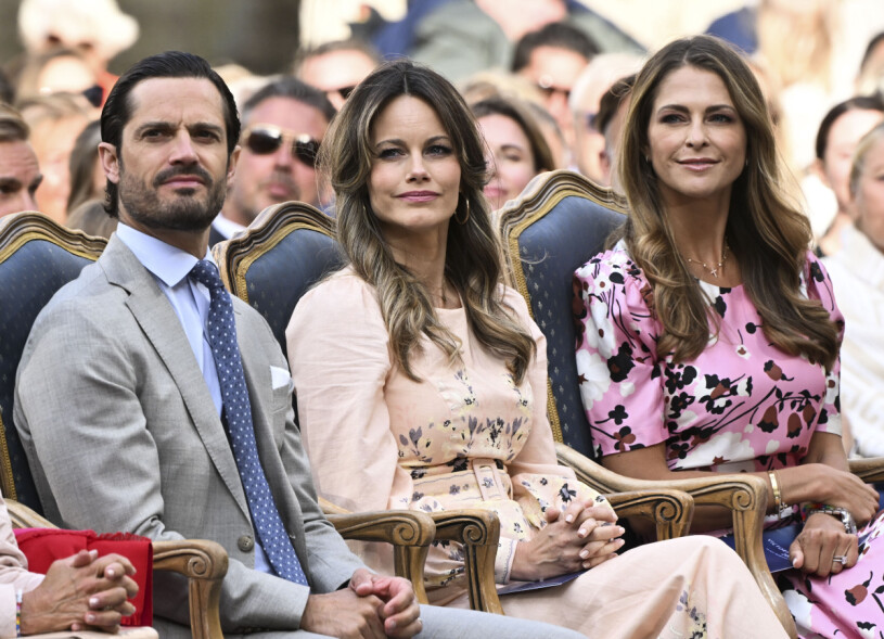 Sofia och Madeleine matchar i rosa! Drottning Silvia, prins Carl Philip, prinsessan Sofia och prinsessan Madeleine vid firandet av kronprinsessan Victorias födelsedag på Borgholms slottsruin på Öland
