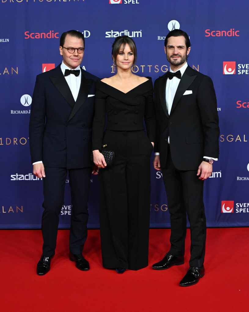 Kungligheterna dök upp i matchande utstyrslar! Prins Daniel, prinsessan Sofia och prins Carl Philip anländer på röda mattan till Idrottsgalan 2023 i Avicii Arena.