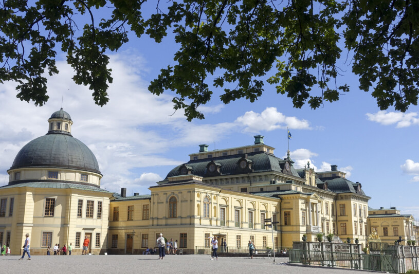 Drottningholms slott, slottskyrkan ser du längst till vänster. Drottningholms slott Slottskyrkan Drottningholms slottskyrka