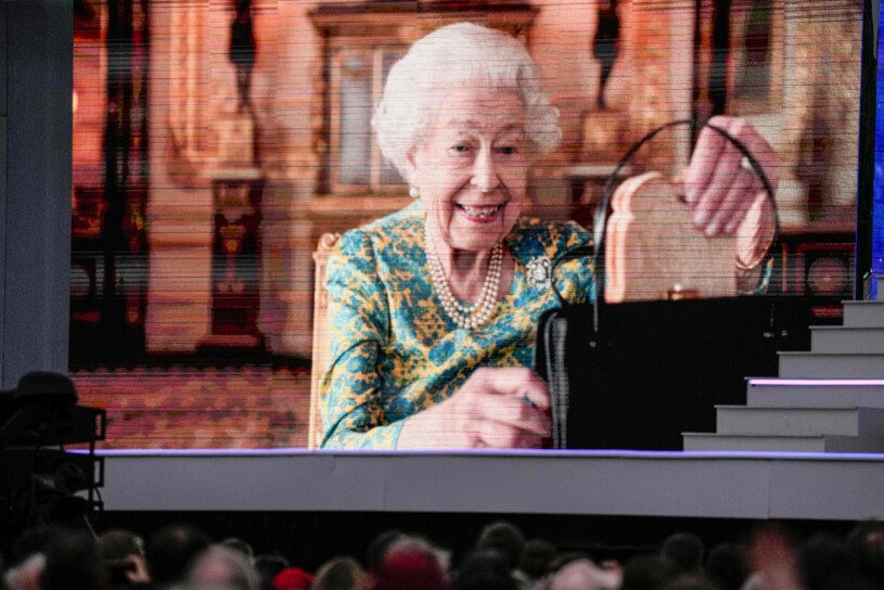 En bild som tog världen med storm. Drottning Elizabeth hade humor! Drottning Elizabeth smörgås i handväskan