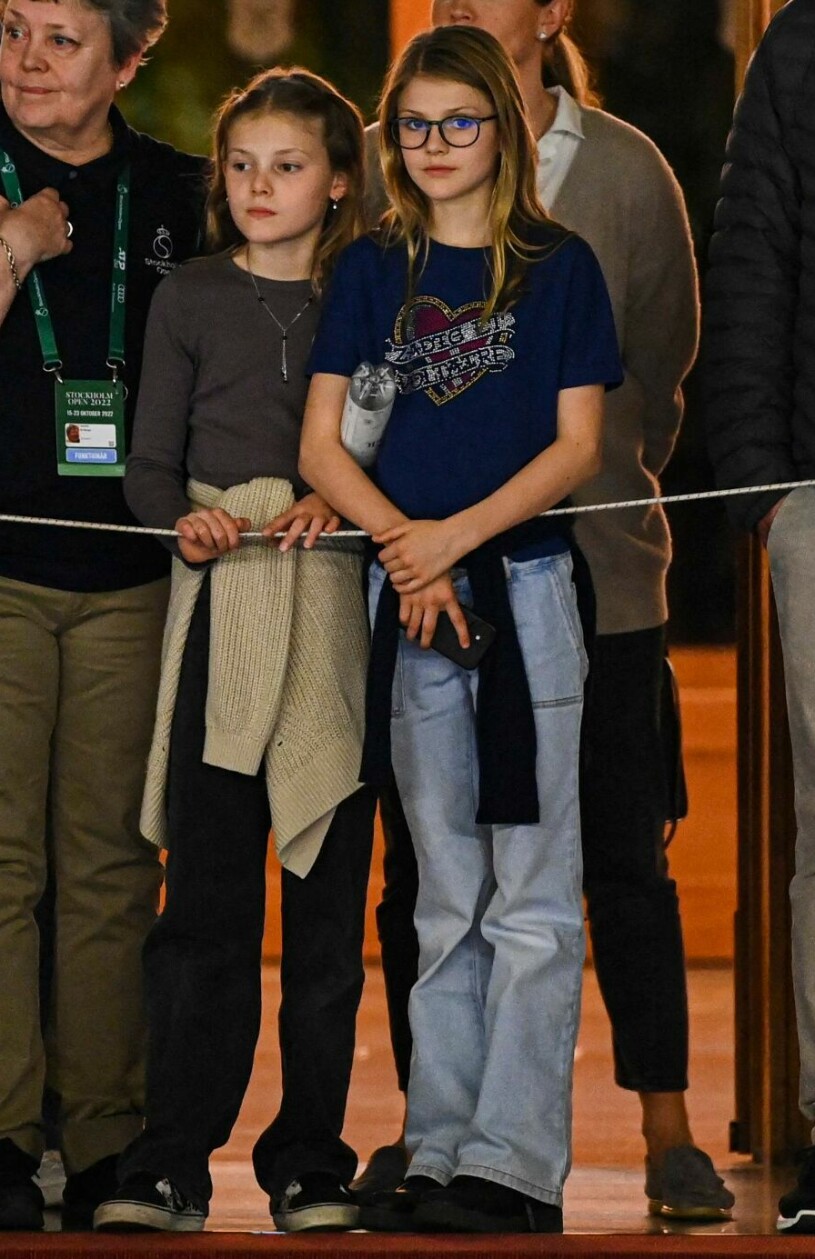 Estelle i jeans och t-shirt. Prinsessan Estelle i jeans och t-shirt i Kungliga Tennishallen 2022