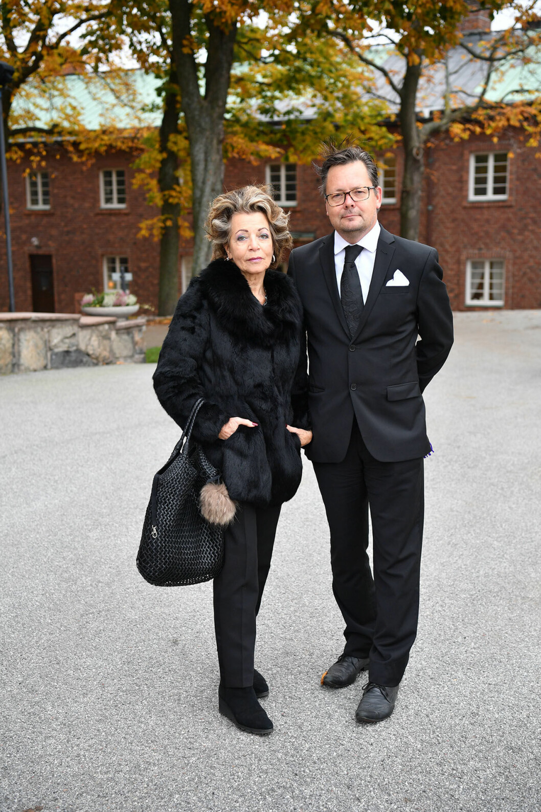 Yvonne Ekdahl och Mikael Aringsjö anländer till Högalidskyrkan där Arne Weise begravs. Begravning för Arne Weise