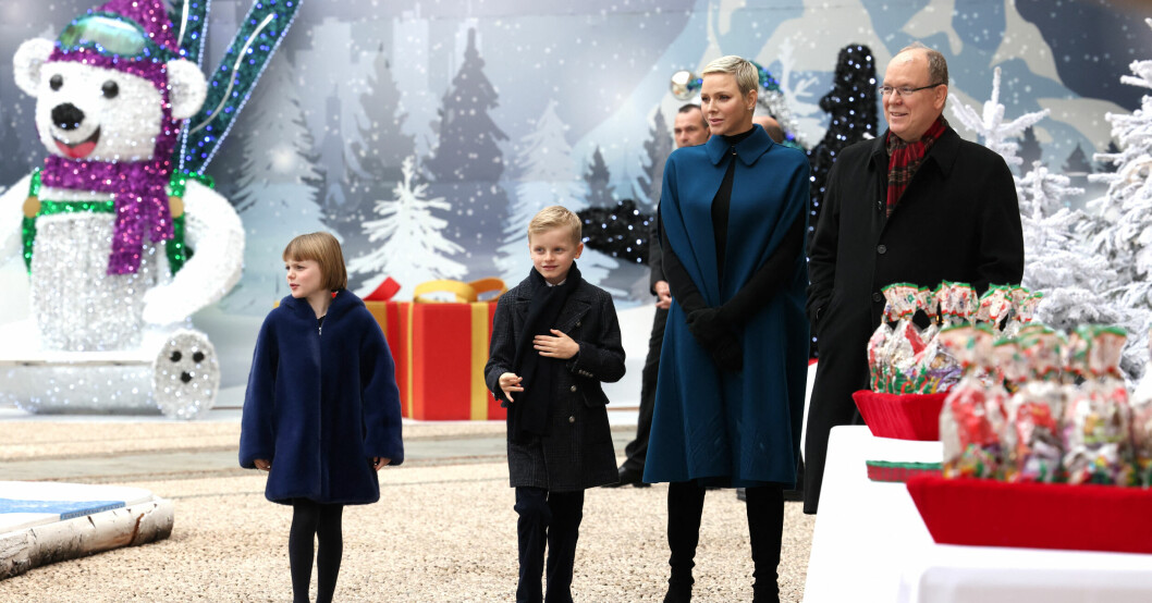Furstinnan Charlene fick äntligen fira jul igen med maken furst Albert och tvillingarna Jaques och Gabriella! Furst Albert, furstinna Charlene och tvillingarna Jaques och Gabriella