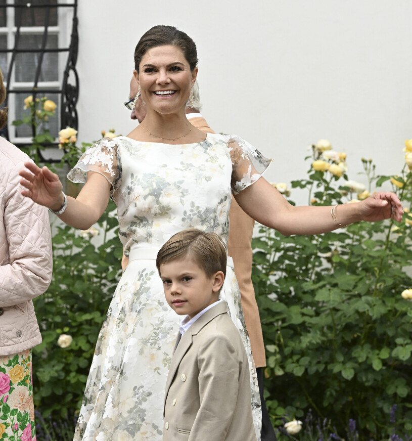 Victoria och Daniel vädjade om att Oscar skulle få vara ifred på sin första skoldag.