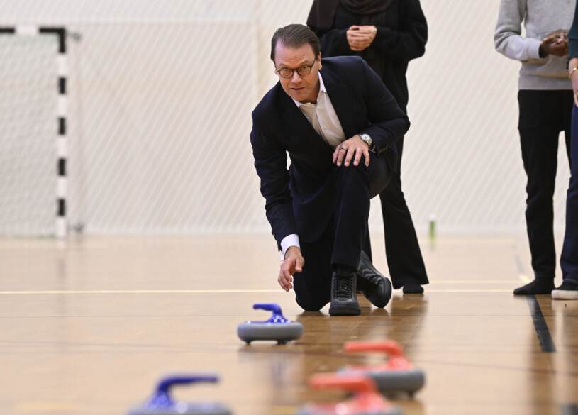 En mycket koncentrerad prins Daniel. Prins Daniel testar floor-curling på Steningehöjdens skola