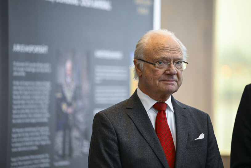 Kungen hjärtopererades på måndagen. Kungaparet besöker kulturhuset Spira där Jönköpings läns museum presenterar fotoutställningen Kungen var här! som består av bilder på kungens 50 år på tronen och historiska tillbakablickar med koppling till Jönköpings län. Kung Carl XVI Gustaf firar i år 50 år på tronen. Med anledning av jubileumsåret besöker kungen och drottning Silvia samtliga 21 län i Sverige med start i Södermanlands län.