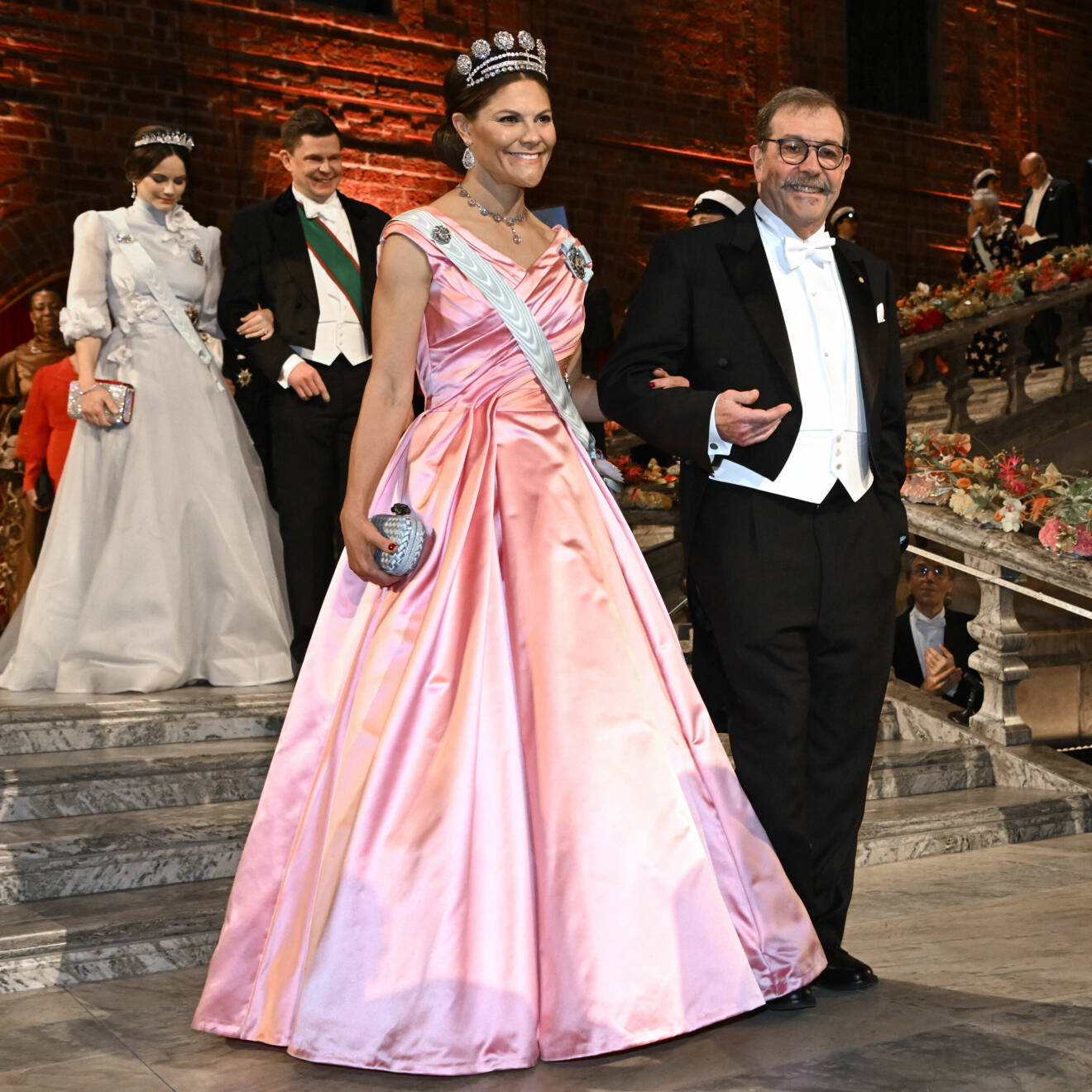 Kronprinsessan Victoria och årets Nobelpristagaren i fysik Alain Aspect anländer till Nobelbanketten i Stadshuset i Stockholm på lördagen 2022