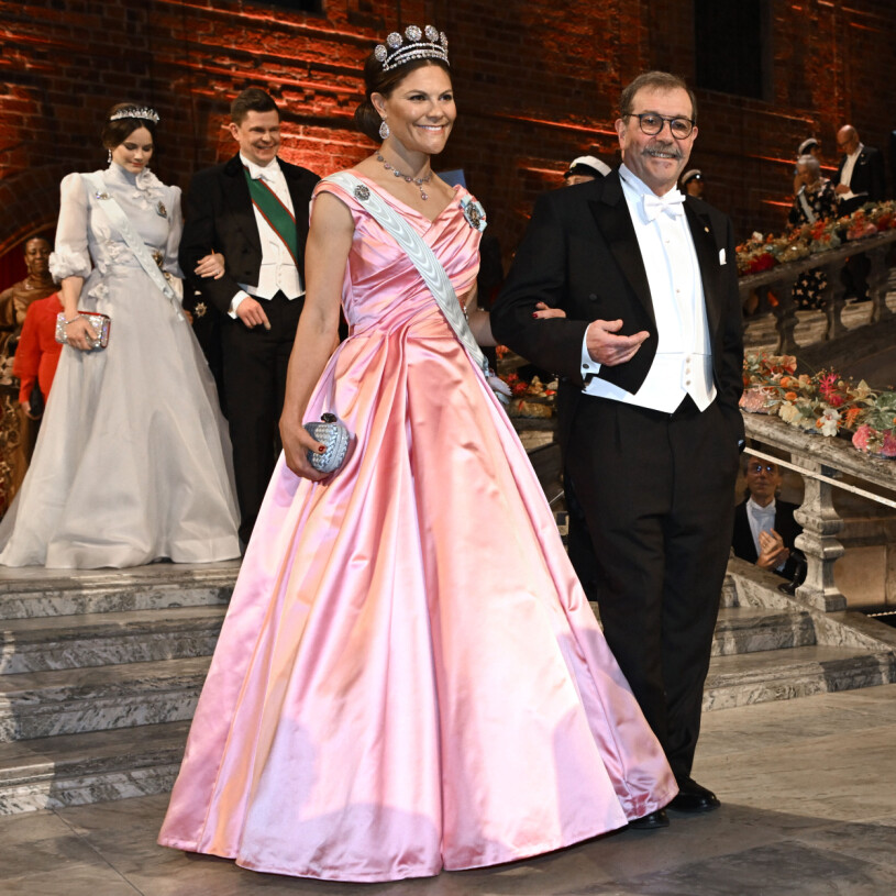 Kronprinsessan Victoria och årets Nobelpristagaren i fysik, Alain Aspect. Kronprinsessan Victoria och årets Nobelpristagaren i fysik Alain Aspect anländer till Nobelbanketten i Stadshuset i Stockholm på lördagen 2022