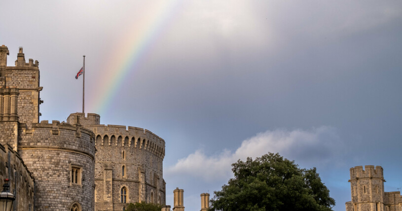 Regnbåge över Windsor Castle strax efter Elizabeth gått bort den 8 september. Regnbåge över Windsor Castle