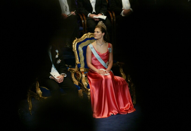 Kronprinsessan Victoria strålade under Nobelfestligheterna 2004. Kronprinsessan Victorias Nobelklänning 2004