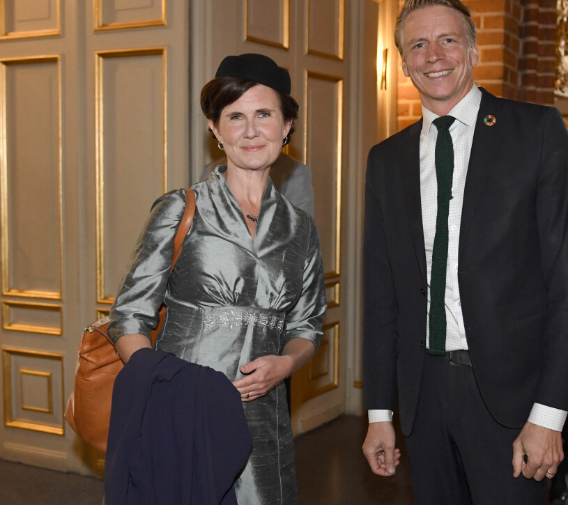 Glammigast i regeringen: Miljöpartiets språkrör Märta Stenevi kom i sidenklänning och retrohatt. Till höger Per Bolund. Riksmötet 2021 Märta Stenevi Per Bolund