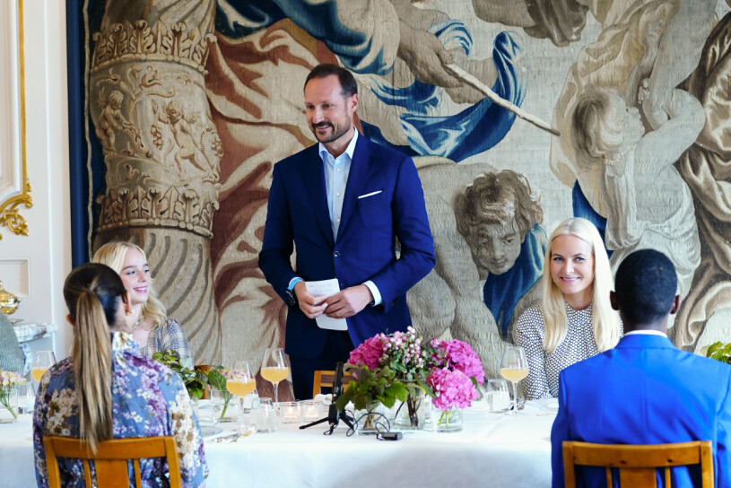 Oj, en gobeläng på väggen, då blir det kungligt mycket snabbt. Haakon Mette-Marit matsalen Skaugum