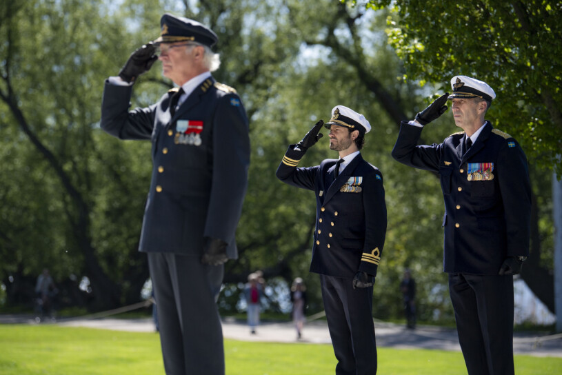 Kung Carl Gustaf, prins Carl Philip och ÖB Micael Bydén vid veteranmonumentet Restare. Kung Carl Gustaf och prins Carl Philip