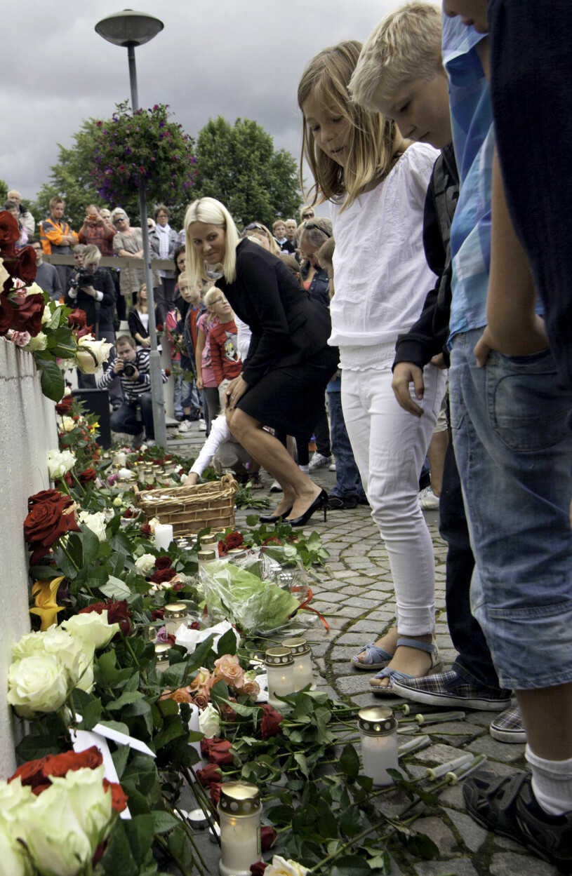 Tre dagar efter terrordådet deltog kronprinsessan Mette-Marit i en minnesstund i Tronds hemort Hokkesund.