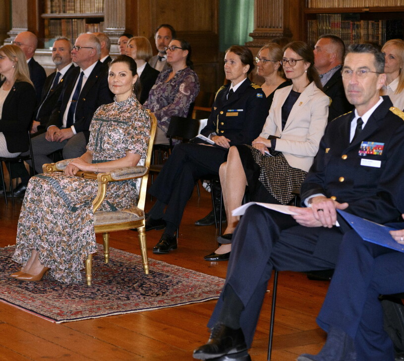 Victoria till vänster och ÖB till höger. Landstormsfonden 100 år Kronprinsessan Victoria och öb Micael Bydén