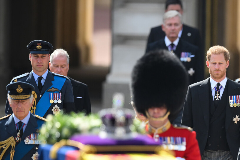 William och Harry gick sida vid sida bakom sin farmors kista.