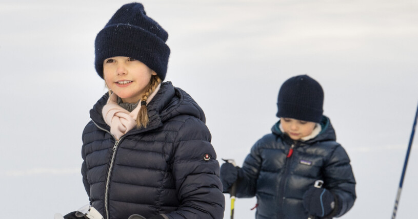 I fjol fick vi se prinsessan Estelle och prins Oscar åka längdskidor som proffs i Drottningholm slottspark. I februari 2021 åkte prinsessan Estelle och prins Oscar skidor med kung Carl Gustaf, drottning Silvia, kronprinsessa Victoria och prins Daniel i Drottningholms slottspark