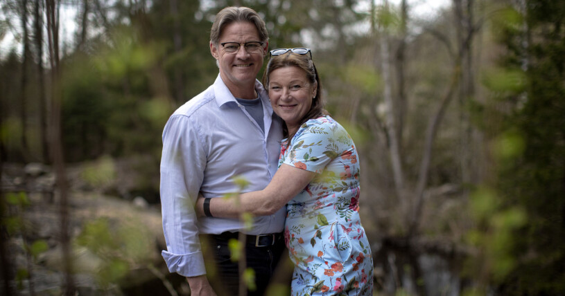 Mikael Sandström och Lotta Engberg trivs så bra tillsammans, men känner inte för att ta relationen till nästa nivå än. Mikael Sandström och Lotta Engbergs kramas i skogen i närheten av hemmet i Mölnlycke