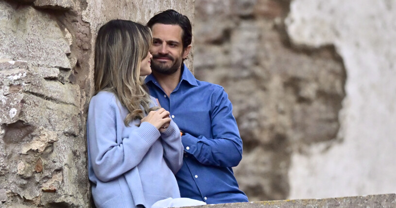 Sofia och Carl Philip verkar ha en underbar semester ihop! Prinsessan Sofia och prins Carl Philip på plats för konsert med Molly Sandén på Borgholms slottsruin på Öland