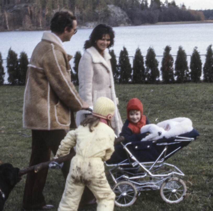 När kungen rattade barnvagnen. Titta noga så ser du baby Madeleine. Kungen drar barnvagnen