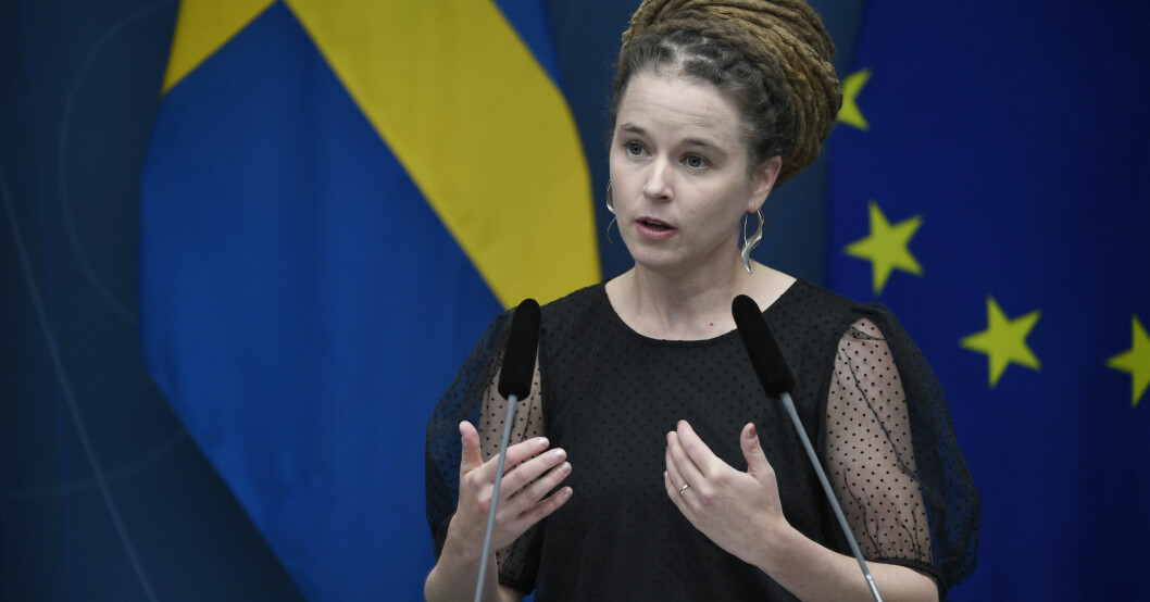 Jonas Gardell krävde kulturminister Amanda Linds avgång under coronapandemin. Kulturminister Amanda Lind
