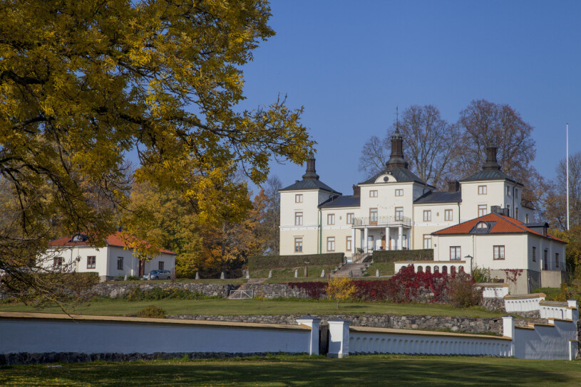 En dryg timme med bil från Drottningholm, sen är kungaparet och hunden Brandie framme på Stenhammar. Stenhammar slott gods Kungaparet