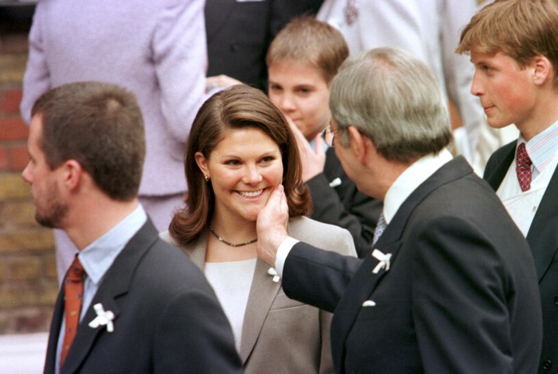 Kronprinsessan Victoria och exkung Konstantin vid dopet av hans barnbarn. Bakom ser vi även prins William.
