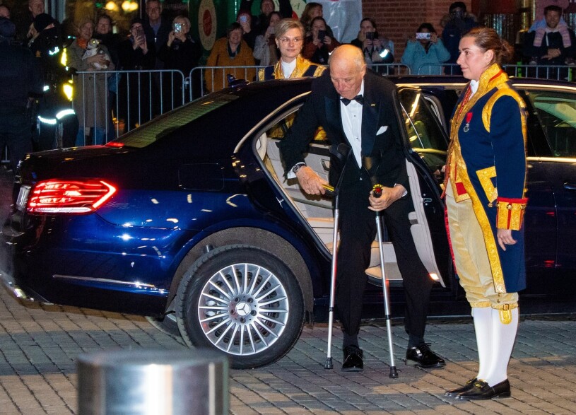 Kung Harald vid ankomsten till museet. Kung Harald kryckor
