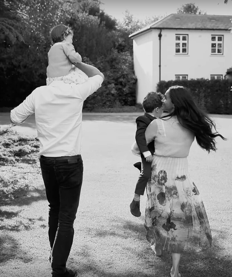 Meghan Markle och prins Harry framför Frogmore Cottage med sina barn Archie och Lilibet. Meghan Markle och prins Harry framför Frogmore Cottage med sina barn Archie och Lilibet
