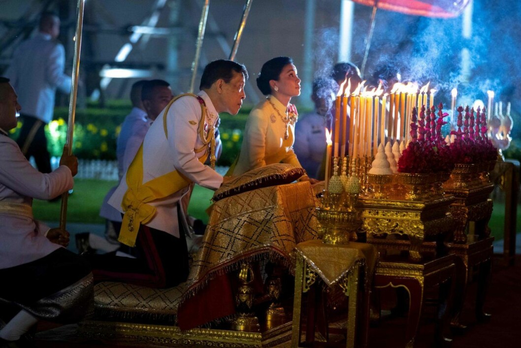 Thailands kung är på tillfällig visit i hemlandet. Thailands kung är på tillfällig visit i hemlandet.