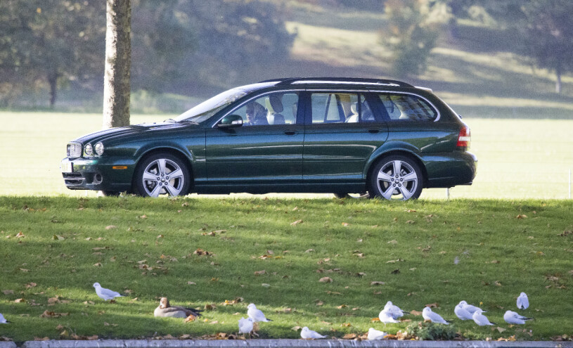 Bara några måsar blev vittne till bilfärden. Drottning Elizabeth kör bil Windsor Castle