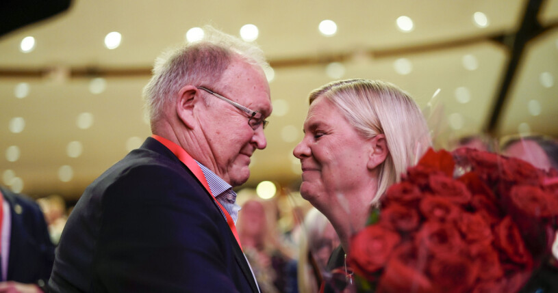 En rörd Göran Persson gratulerar sin forna adept till jobbet som ny partiledare.