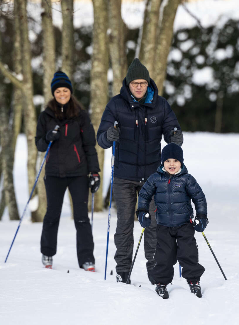 Såhär kan man tänka sig att kronprinsessfamiljen tillbringar sportlovsveckan! Kung Carl Gustaf och drottning Silvia åker längdskidor med kronprinsessa Victoria, prins Daniel, prinsessa Estelle och prins Oscar i Drottningholms slottspark.