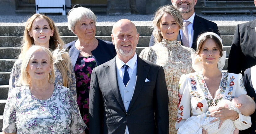 Sara Hellqvist längst till vänster bredvid mormor Britt och syster Lina på prins Julians dop. Sara Hellqvist, Britt Rotman, Lina Hellqvist och prinsessan Sofia