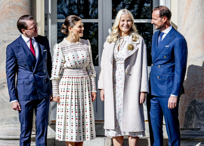 Det svenska kronprinsessparet och det norska kronprinsparet ute på slottstrappan! Prins Daniel Kronprinsessan Victoria Kronprinsessan Mette-Marit Kronprins Haakon
