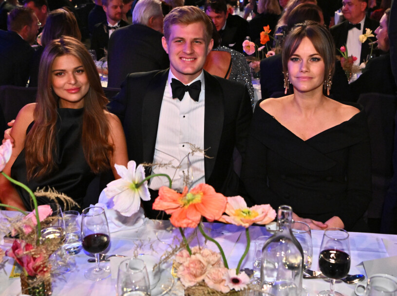 Prinsessan Sofia med sitt bordssällskap, racerföraren Marcus Ericsson och hans flickvän Iris Tritsaris Jondahl. Prinsessan Sofia på Idrottsgalan 2023 med racerföraren Marcus Ericsson och hans flickvän Iris Tritsaris Jondahl