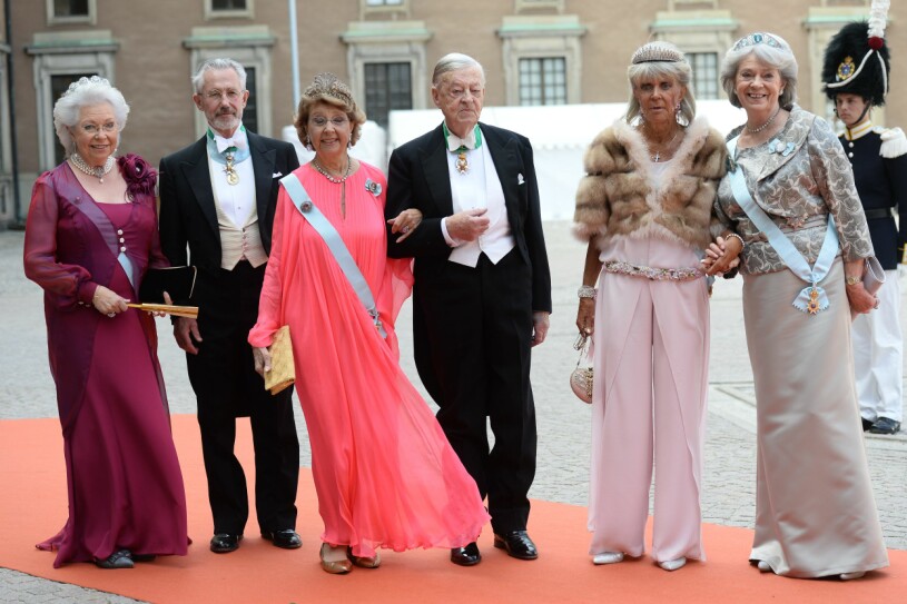 Alla fyra Hagasessorna tillsammans. Prinsessan Désirée och hennes man friherre Niclas Silfverschiöld (som gick bort 2017) omgivna av prinsessorna Christina, Birgitta och Margaretha samt Tord Magnuson. Prinsessan Désirée Prinsessan Christina Tord Magnuson Prinsessan Birgitta Prinsessan Margaretha Hagasessorna