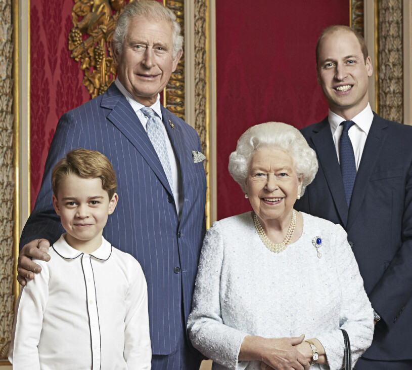 Gänget det handlar om: Drottning Elizabeth med sina tronarvingar prins Charles, prins William och prins George – tre framtida kungar. Drottning Elizabeth Prins Charles Prins Wiliam Prins George