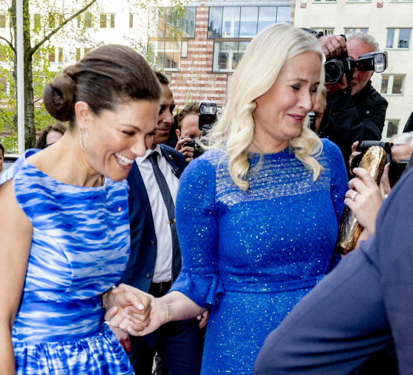 Det var några läskiga sekunder – och sen brast det för både Victoria och Mette-Marit: Dramat slutade med en fnissattack. Kronprinsessan Mette-Marit och kronprinsessan Victoria i en skrattattack