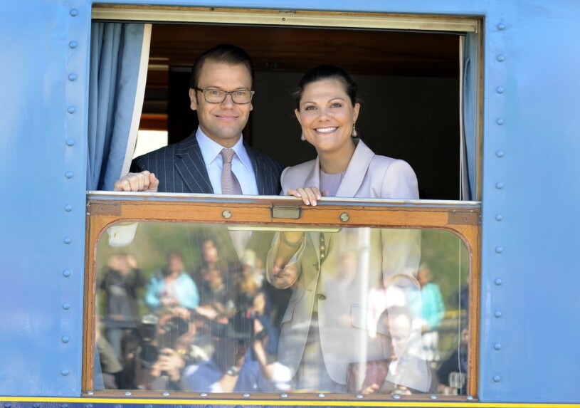 Victoria och Daniel anlände till Ockelbo station i den blåa kungavagnen. Prins Daniel Kronprinsessan Victoria Kungavagnen Ockelbo