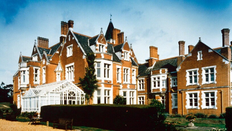 Prins Edwards och Sophies hem Bagshot Park. Intervjun ägde rum i familjens orangeri som du ser till vänster. Bagshot Park Prins Edward Sophie Wessex