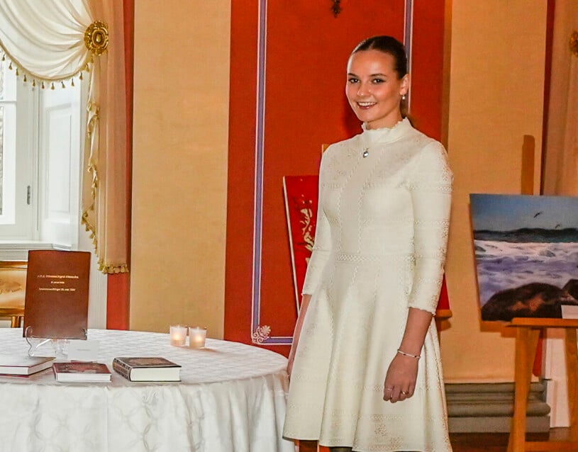 Prinsessan Ingrid Alexandra, 18 år i dag. Här framför presentbordet. Prinsessan Ingrid Alexandra med statsminister Jonas Gahr Støre