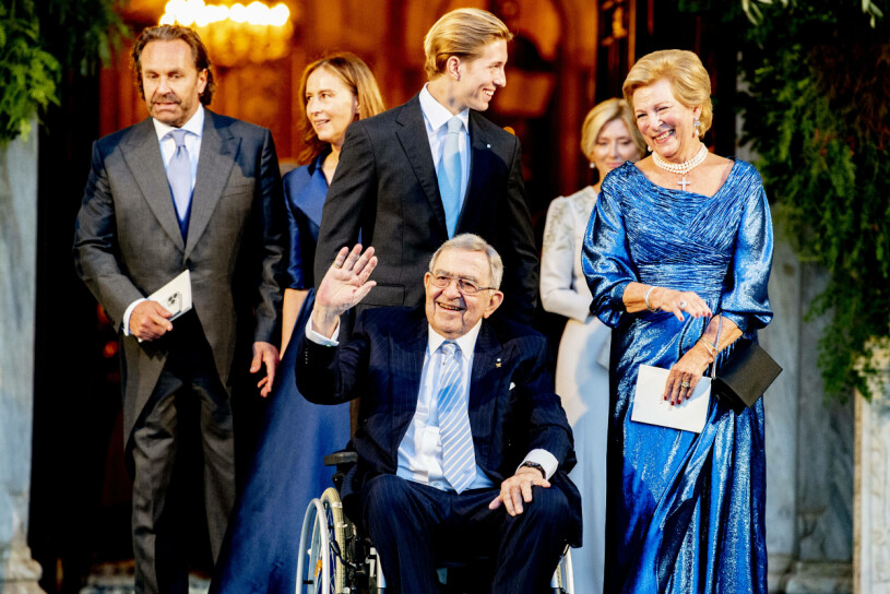 Brudparets föräldrar: Kung Konstantin och drottning Anne-Marie. Samt brudens skilda föräldrar, den schweiziske miljardären Thomas Flohr och Katharina Konečný Flohr, grundare av ryska Vogue. Kung Konstantin Drottning Anne-Marie Thomas Flohr