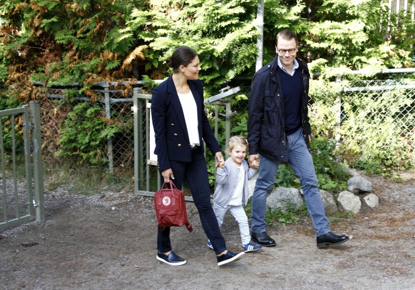 Det var stor mediauppståndelse utanför förskolan men Victoria, Daniel och Estelle skötte det hela lika proffsigt som alltid! Kronprinsessan Victoria, prinsessan Estelle, prins Daniel Prinsessan Estelle börjar på förskolan Äventyret i Danderyd 2014